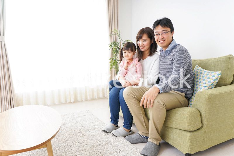 家族と家で過ごす幸せなファミリー