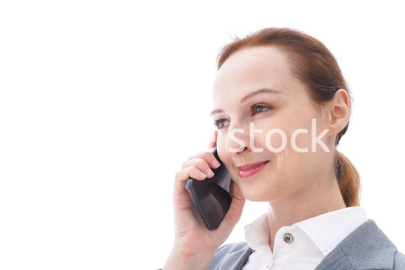 スマートフォンを使うスーツを着たビジネスウーマン