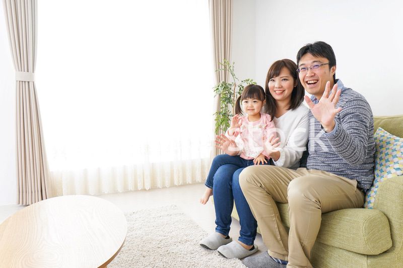 家族と家で過ごす幸せなファミリー