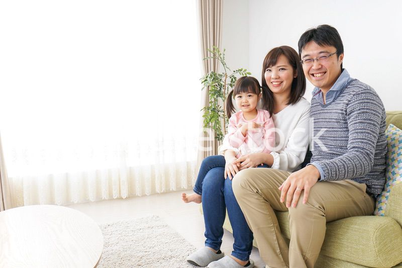 家族と家で過ごす幸せなファミリー