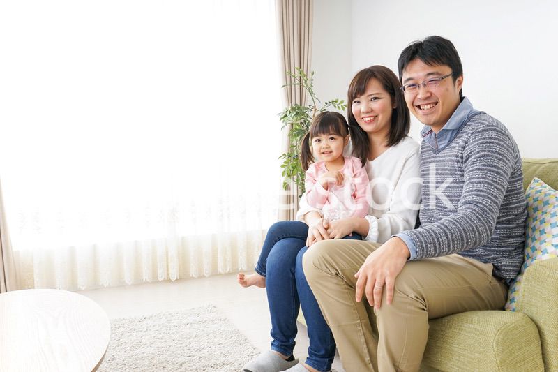 家族と家で過ごす幸せなファミリー