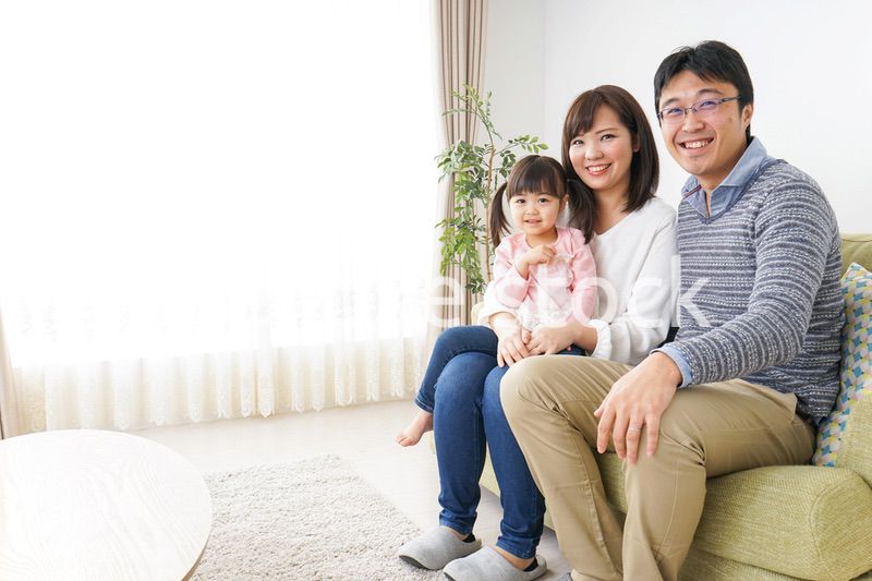 家族と家で過ごす幸せなファミリー