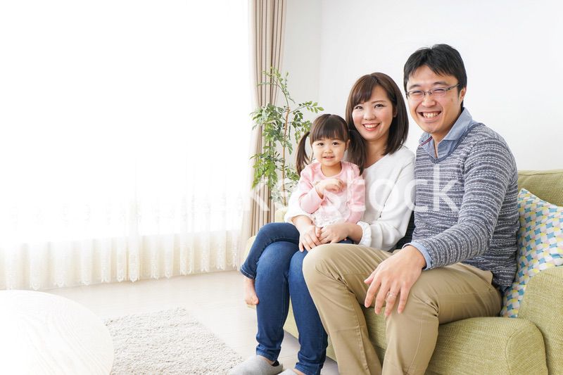 家族と家で過ごす幸せなファミリー