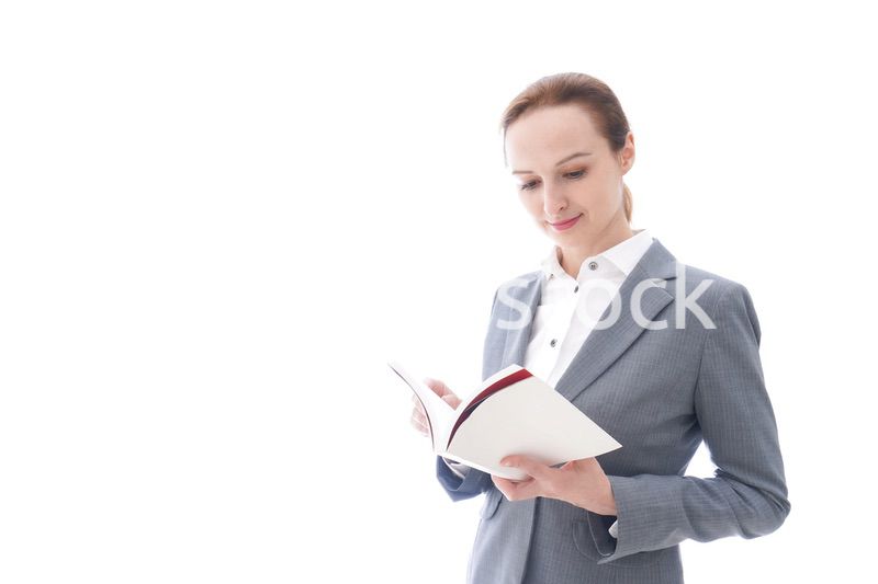 読書をするスーツを着たビジネスウーマン