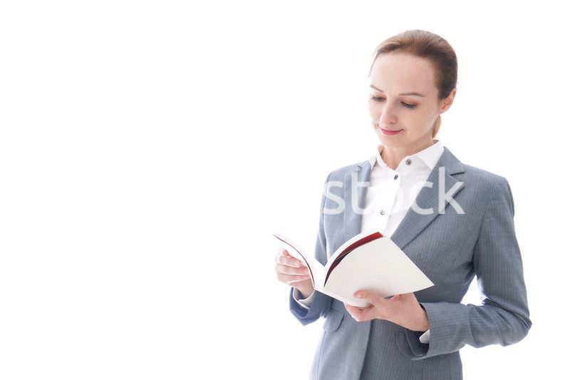 読書をするスーツを着たビジネスウーマン