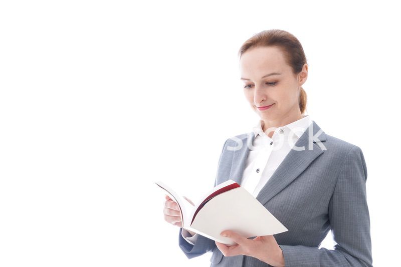 読書をするスーツを着たビジネスウーマン