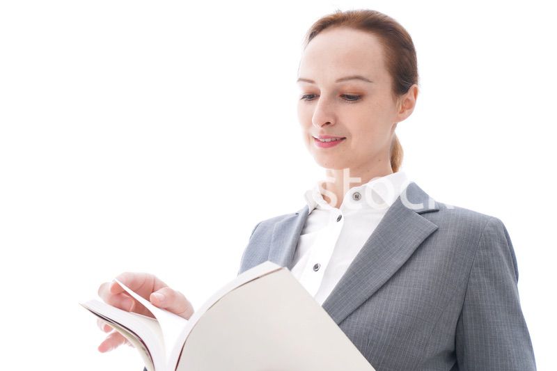読書をするスーツを着たビジネスウーマン