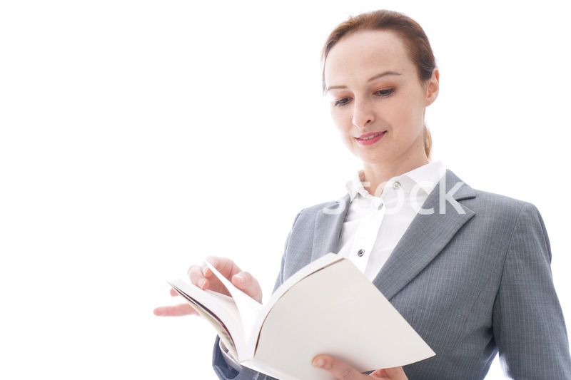 読書をするスーツを着たビジネスウーマン