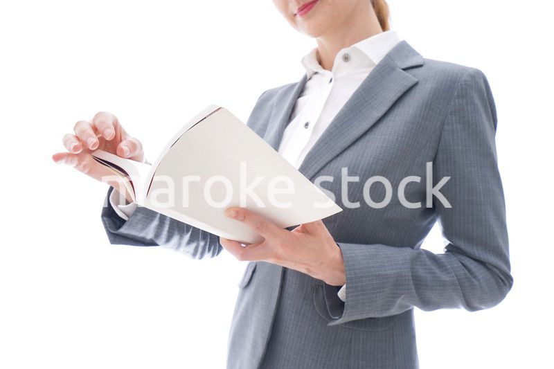 読書をするスーツを着たビジネスウーマン