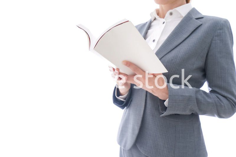 読書をするスーツを着たビジネスウーマン