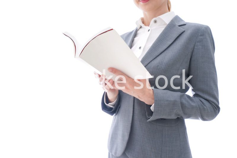 読書をするスーツを着たビジネスウーマン