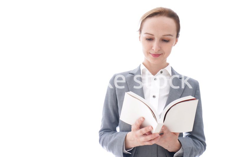読書をするスーツを着たビジネスウーマン