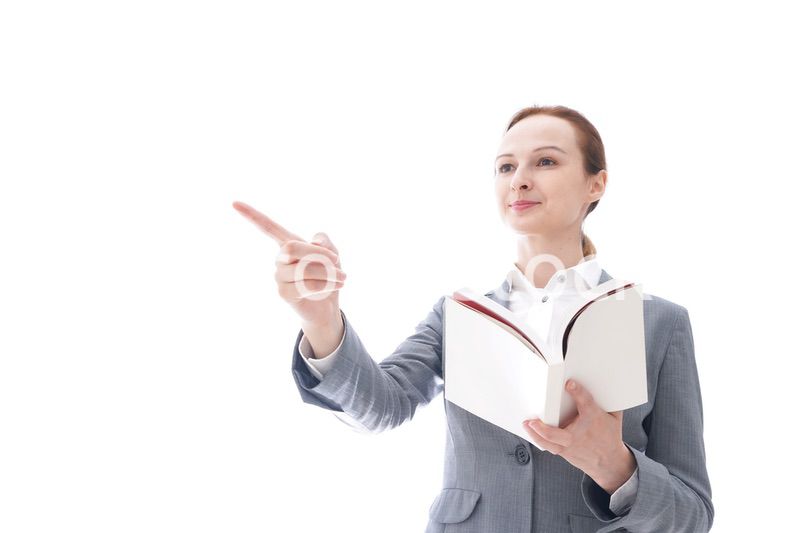 読書をするスーツを着たビジネスウーマン