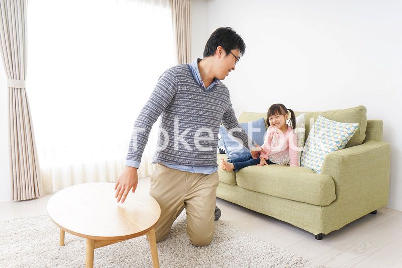 子育てをするイクメンパパ