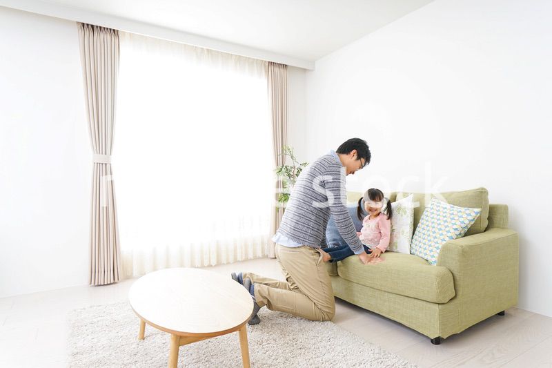 子育てをするイクメンパパ