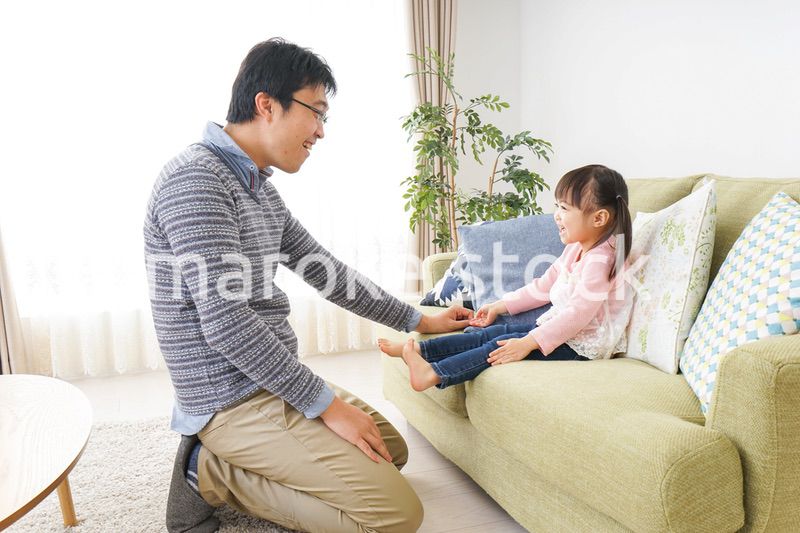 子育てをするイクメンパパ