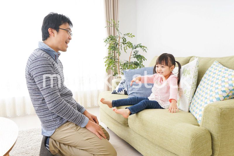 子育てをするイクメンパパ