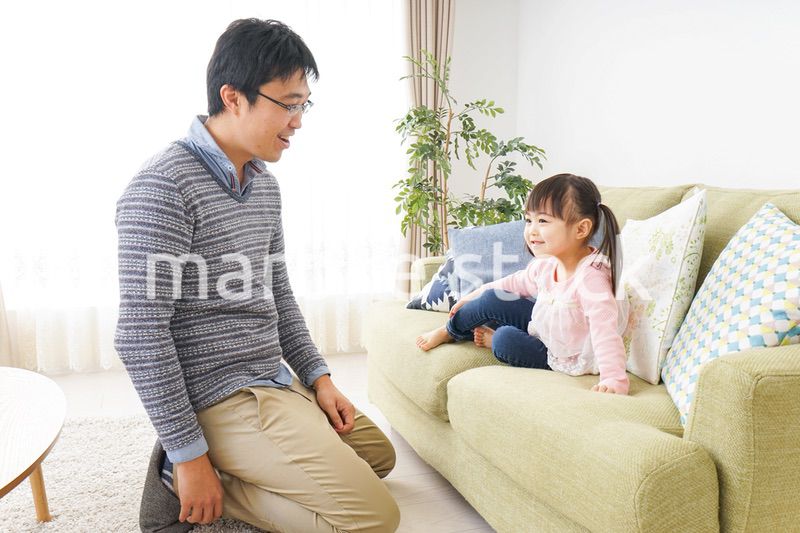 子育てをするイクメンパパ