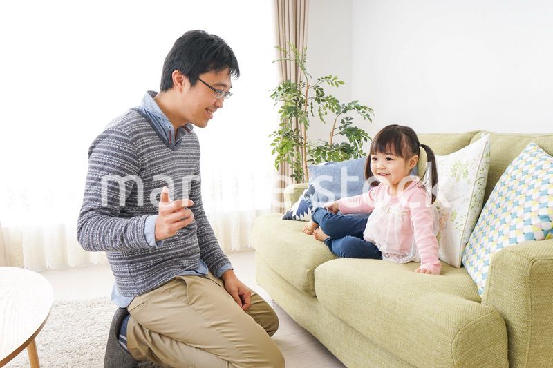 子育てをするイクメンパパ