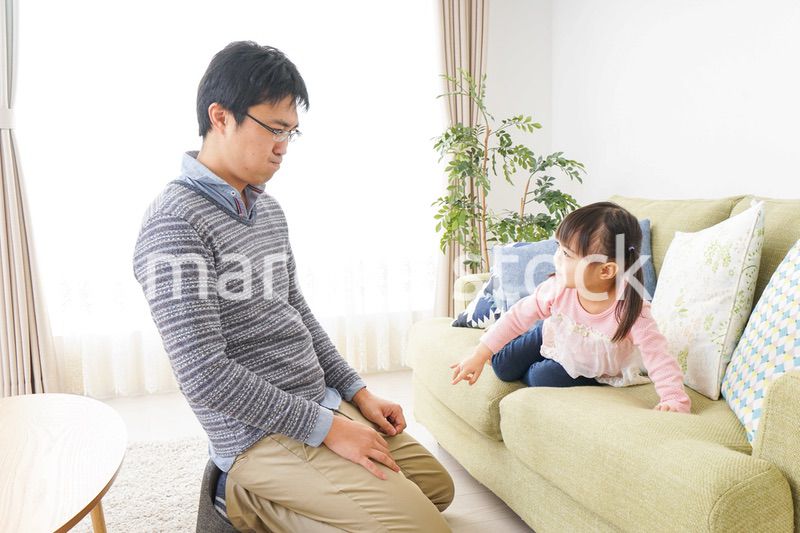 子育てをするイクメンパパ