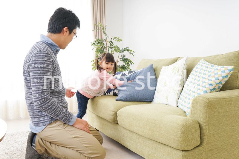 子育てをするイクメンパパ