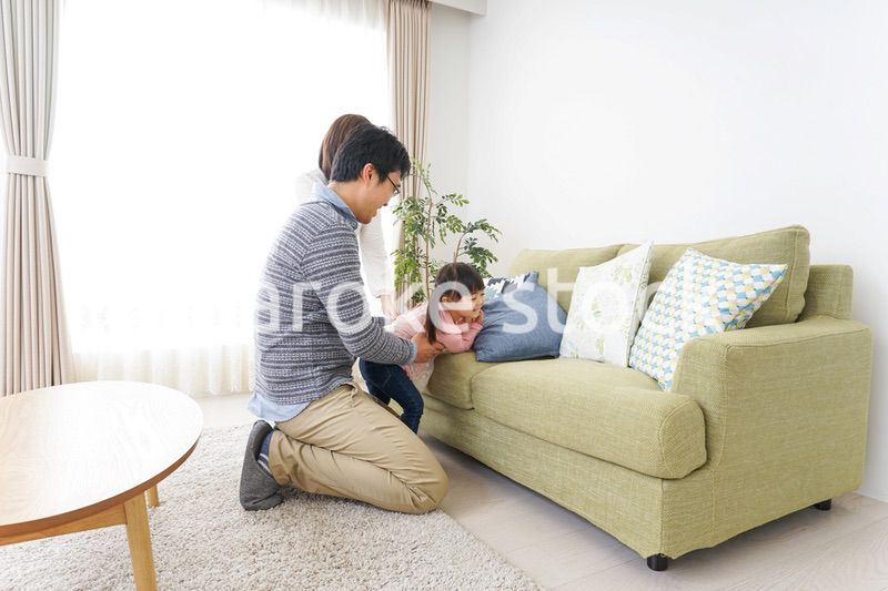 家族と家で過ごす幸せなファミリー