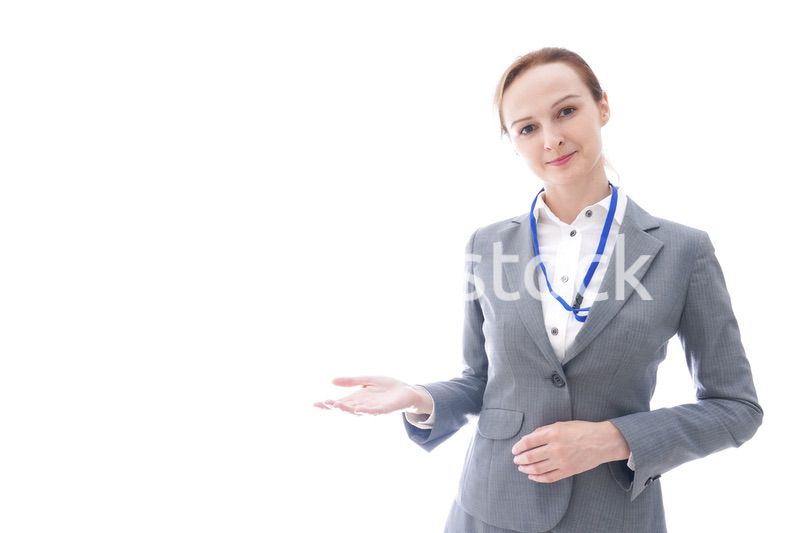 ゲストをアテンドするスーツを着たビジネスウーマン