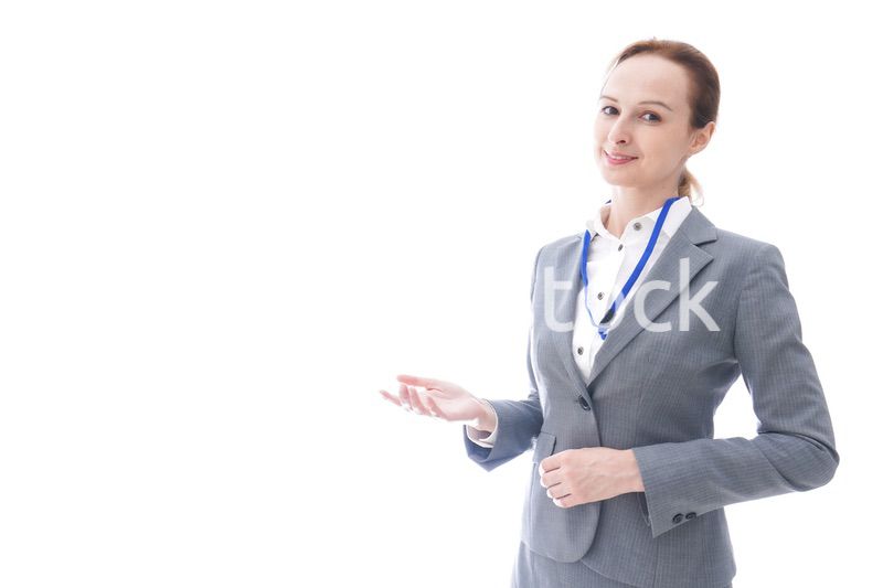 ゲストをアテンドするスーツを着たビジネスウーマン