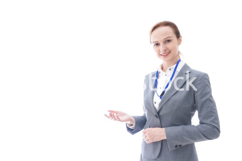 ゲストをアテンドするスーツを着たビジネスウーマン