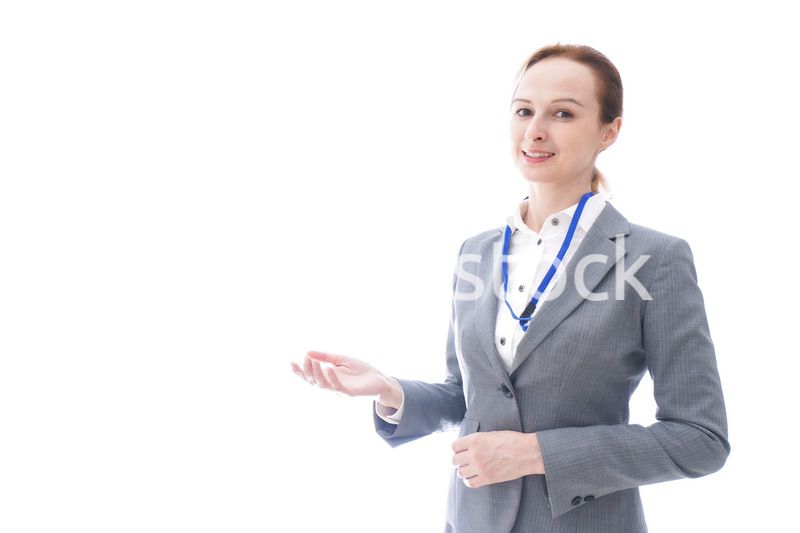 ゲストをアテンドするスーツを着たビジネスウーマン