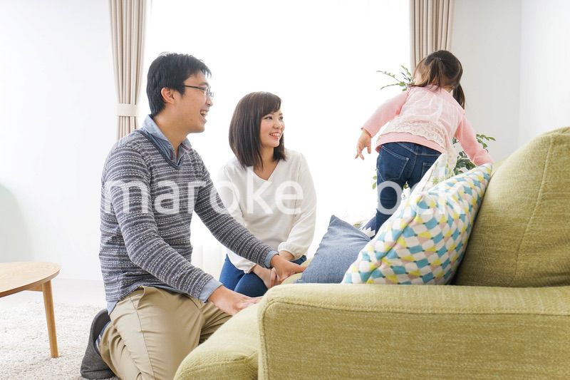 家族と家で過ごす幸せなファミリー