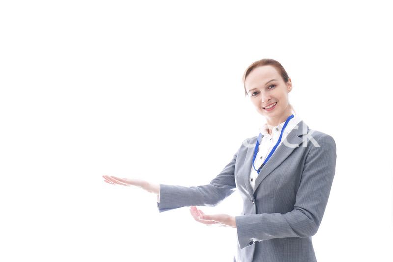 ゲストをアテンドするスーツを着たビジネスウーマン