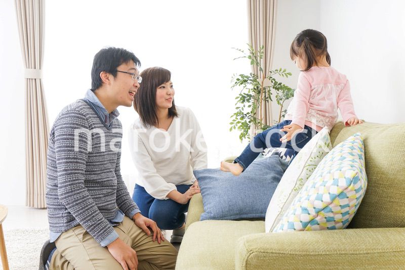 家族と家で過ごす幸せなファミリー