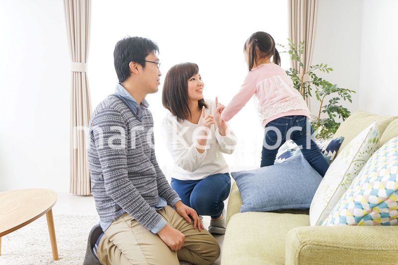 家族と家で過ごす幸せなファミリー