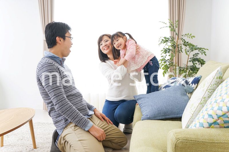 家族と家で過ごす幸せなファミリー