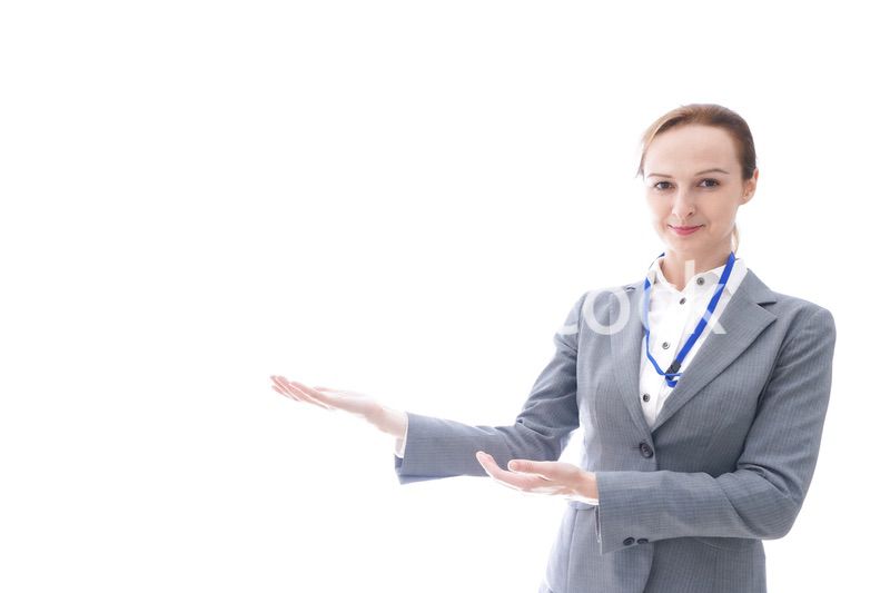 ゲストをアテンドするスーツを着たビジネスウーマン