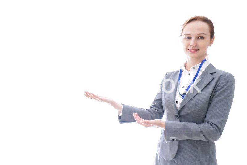 ゲストをアテンドするスーツを着たビジネスウーマン