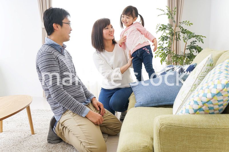 家族と家で過ごす幸せなファミリー