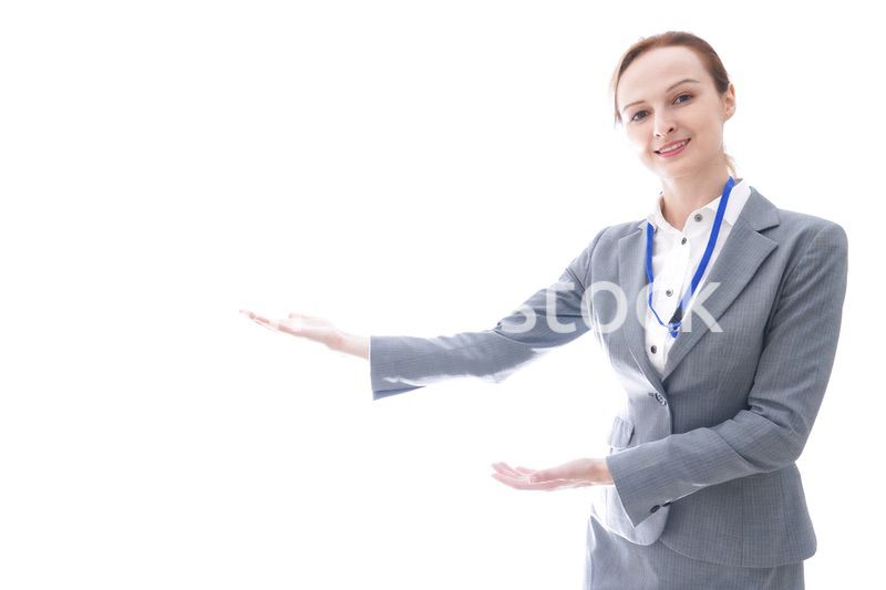 ゲストをアテンドするスーツを着たビジネスウーマン