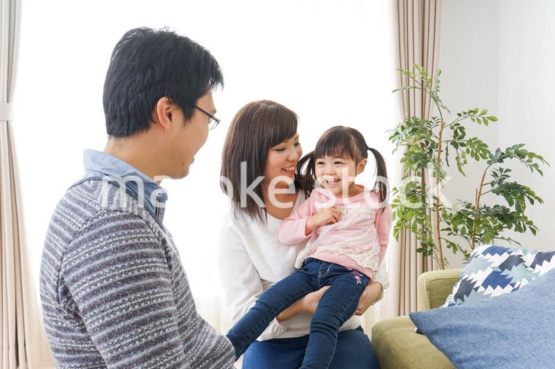 家族と家で過ごす幸せなファミリー
