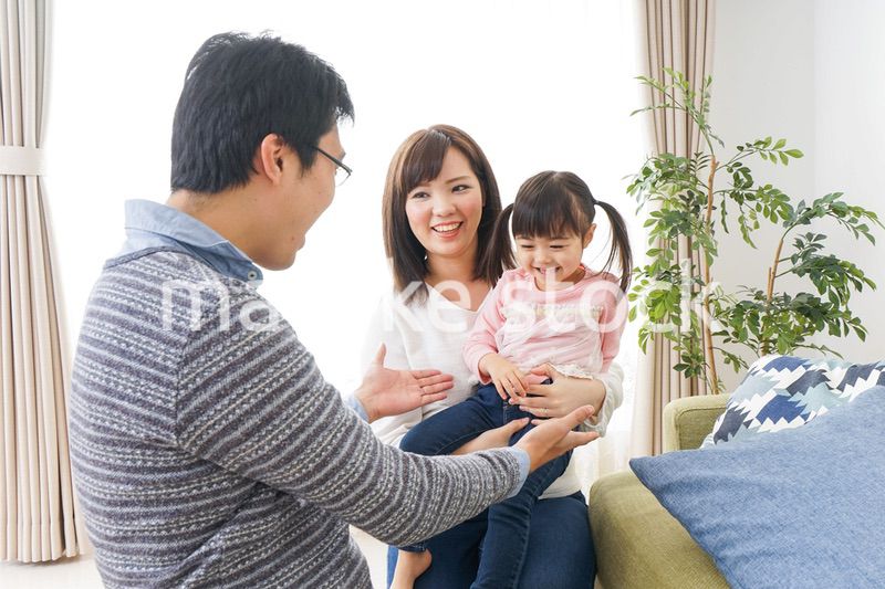 家族と家で過ごす幸せなファミリー