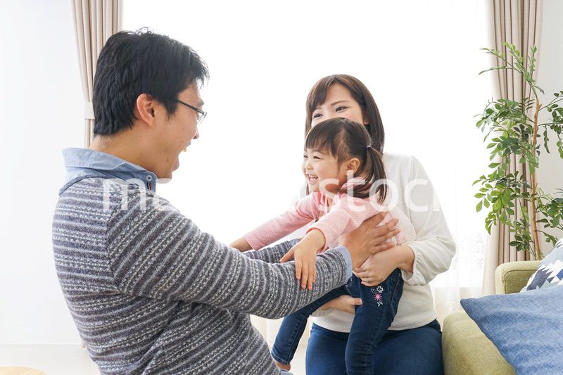 家族と家で過ごす幸せなファミリー