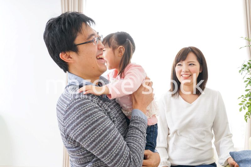 家族と家で過ごす幸せなファミリー