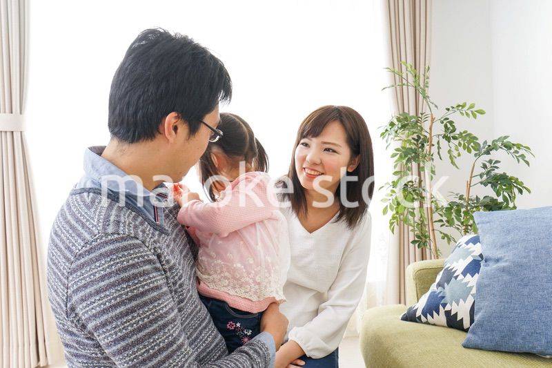 家族と家で過ごす幸せなファミリー