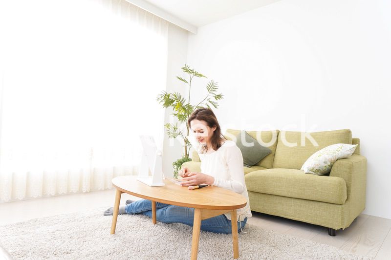 自宅で化粧をする若い女性