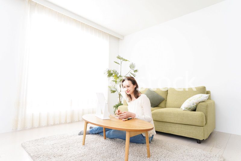 自宅で化粧をする若い女性