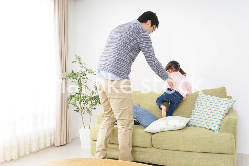 子育てをするイクメンパパ