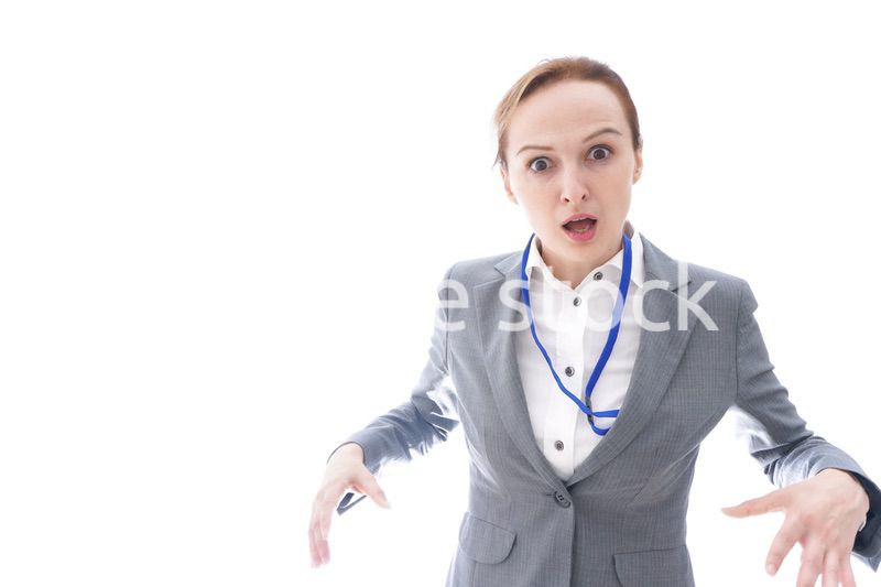 大激怒をするスーツを着たビジネスウーマン