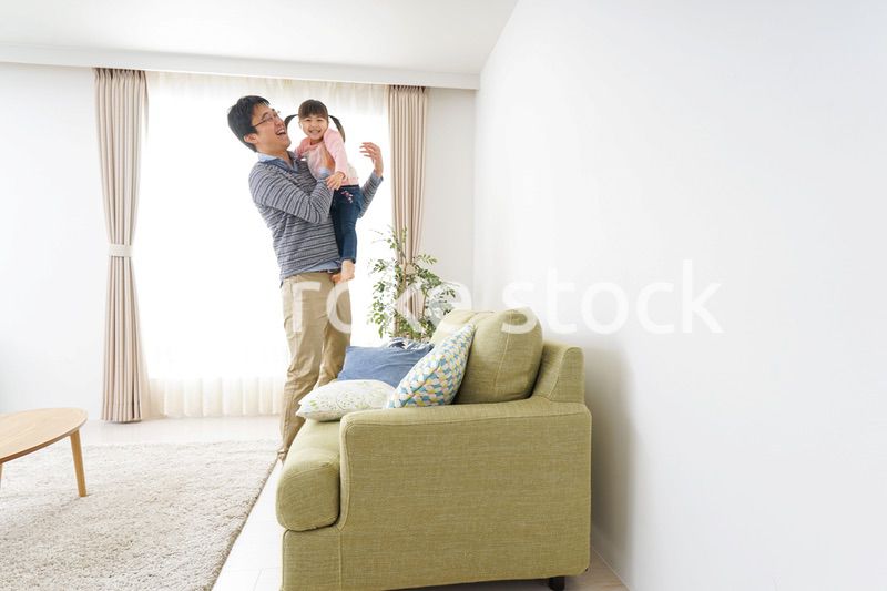 子育てをするイクメンパパ