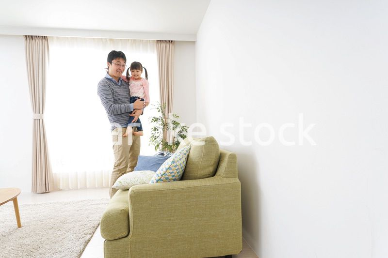 子育てをするイクメンパパ